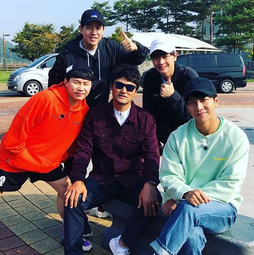 All The Butlers Chan Ho Park had a meaningful day with Lee Seung-gi, Lee Sang-yoon, Yang Se-hyeong, and the upbringing.On the 21st, Chan Ho Park said through his instagram, One hour with good friends and good disciples.I have been with meaningful stories and posted a picture with the article #All The Butlers # Chan Ho Park Sabu # Tumour Sabu.The released photo shows Chan Ho Park and members taking photos of my commemorative photo for a while while shooting SBS All The Butlers.Especially, the friendly and cheerful atmosphere of the five people gives a warm feeling.On the other hand, Chan Ho Park appeared as a master in All The Butlers, which was broadcast on the afternoon of the 20th, and talked variously.