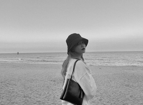 Red Velvet member Yeri has reported on Nices recent situation.On the 21st, Yeri posted a picture on his instagram account without any writing.In the photo, Yeri is staring at the camera on the sandy beach in the background of the sea.The fans who responded to the post responded that the atmosphere is not a joke, it is so beautiful and I love you.Yeris group Red Velvet has recently been a sound wave.