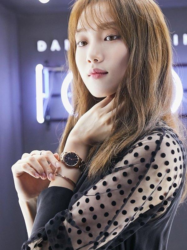Lee Sung-kyung, who is also a global icon of Daniel Wellington, completed the Fascinational and sophisticated styling by matching the Iconiq link watch to the dress with modern incision design.Lee Sung-kyung participated in the photo wall commemorating the launch of the Iconiq Link (ICONIC LINK) collection, as well as the mini-talk concert with Daniel Wellington influencer, which led to a warm atmosphere on the spot.Lee Sung-kyung revealed his bright and personality-filled energy and had time to talk about the background of Daniel Wellingtons global icon, the behind-the-scenes story of the shooting scene, and the meaning of the icon he thought.