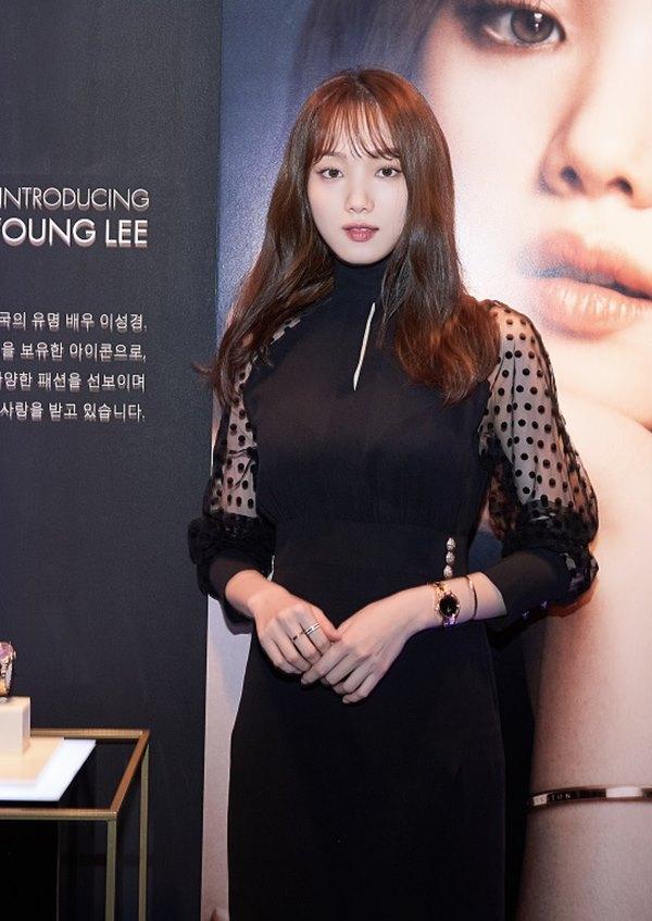 Lee Sung-kyung, who is also a global icon of Daniel Wellington, completed the Fascinational and sophisticated styling by matching the Iconiq link watch to the dress with modern incision design.Lee Sung-kyung participated in the photo wall commemorating the launch of the Iconiq Link (ICONIC LINK) collection, as well as the mini-talk concert with Daniel Wellington influencer, which led to a warm atmosphere on the spot.Lee Sung-kyung revealed his bright and personality-filled energy and had time to talk about the background of Daniel Wellingtons global icon, the behind-the-scenes story of the shooting scene, and the meaning of the icon he thought.