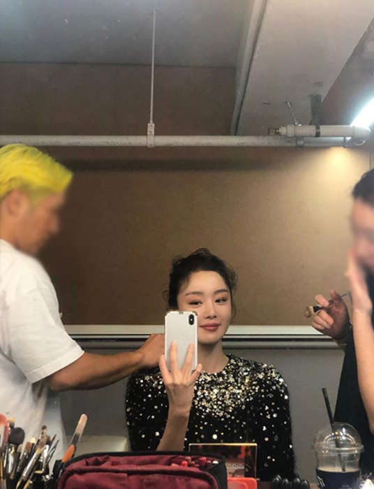Recently, Han Sun-hwa posted a picture on his Instagram with an article entitled Meet Again.In the public photos, Han Sun-hwa is taking pictures with a cell phone camera while getting makeup, especially with his small face and big features.