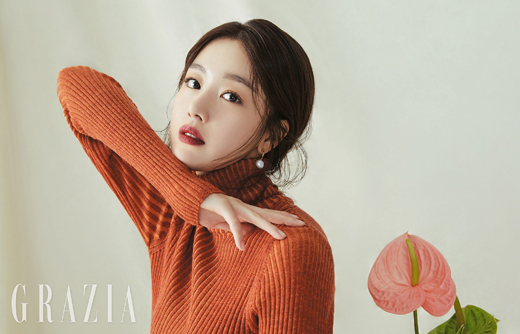 Actor Han Sun-hwa mentioned his own brother, X1 (X1) Han Seung-woo.Han Sun-hwa showed off her soft and fascinating beauty in the magazine Grazia pictorial, which was unveiled on Monday.It has been reborn as an atmosphere of autumn goddess, perfecting the beauty look of various brown color points with eyes and lips.In the interview, I could hear her true story growing one step at a time as an actor.When asked what the changes were as I started acting, I said, I was worried because I had a responsibility and homework to deal with myself rather than when I was young.There are many things that are cautious and so I became more careful. I feel mature because of such inner changes. I am so proud of seeing my brother (Han Seung-woo), who started his activities with X1.I tried not to tell my brother who just started to think that my sister, my sister, should not be a stumbling block.My brother cheered and encouraged me from behind, he confessed. The white face and the hard work are similar to each other.