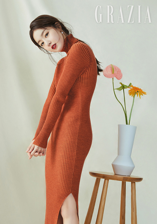 Actor Han Sun-hwa mentioned his own brother, X1 (X1) Han Seung-woo.Han Sun-hwa showed off her soft and fascinating beauty in the magazine Grazia pictorial, which was unveiled on Monday.It has been reborn as an atmosphere of autumn goddess, perfecting the beauty look of various brown color points with eyes and lips.In the interview, I could hear her true story growing one step at a time as an actor.When asked what the changes were as I started acting, I said, I was worried because I had a responsibility and homework to deal with myself rather than when I was young.There are many things that are cautious and so I became more careful. I feel mature because of such inner changes. I am so proud of seeing my brother (Han Seung-woo), who started his activities with X1.I tried not to tell my brother who just started to think that my sister, my sister, should not be a stumbling block.My brother cheered and encouraged me from behind, he confessed. The white face and the hard work are similar to each other.