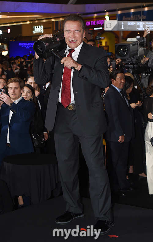 Hollywood Actor Arnold Clark Schwarzenegger poses on the red carpet of the movie The Terminator: Dark Fate at the IFC Mall in Yeouido, Yeongdeungpo-gu, Seoul on the afternoon of the 21st.