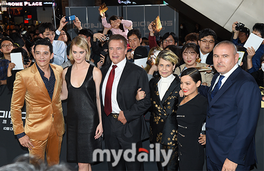 Hollywood Actor Gabriel Luna, McKenzie Davis, Arnold Schwarzenegger, Linda Hamilton, Natalia Reiss and Tim Miller (from left) pose on the red carpet of the film The Terminator: Dark Pate at IFC Mall in Yeouido, Yeongdeungpo-gu, Seoul, on the afternoon of the 21st.