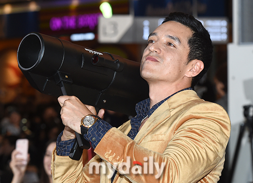 Hollywood actor Gabriel Luna poses on the red carpet of the movie The Terminator: Dark Fate at the IFC Mall in Yeouido, Yeongdeungpo-gu, Seoul on the afternoon of the 21st.