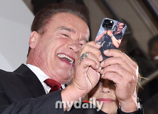 arnold-schwarzenegger-massive-outburst-in-prominent-cell-phone-case