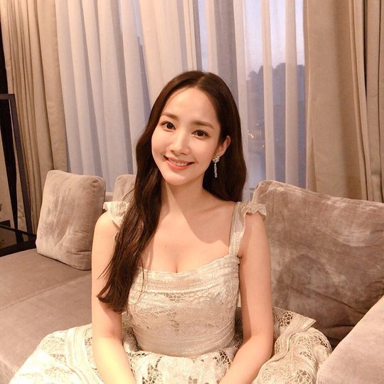 Park Min-youngs glamorous dress figure like Princess Walt Disney Pictures has been revealed.On October 21, the agency Namo Actors released a photo of Park Min-young staying in Shanghai, China, through the official Instagram.Park Min-young, dressed in a colorful dress, reminds me of a fairy tale princess, so Namoo Actors said, The princess herself, todays Mignon.Hah ... I cant breathe, he added.pear hyo-ju