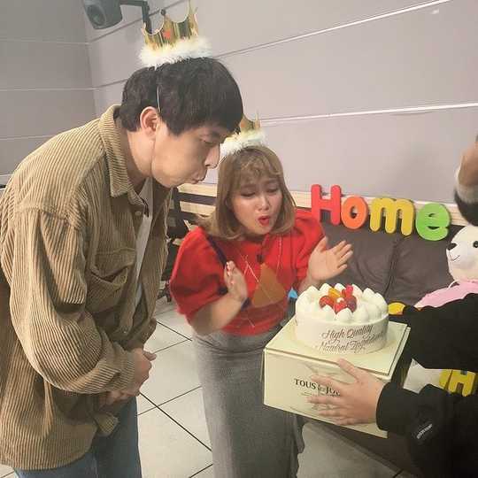 Kian84 has unveiled the scene of a birthday party with I Live Alone.Kian84 wrote on his Instagram account on October 21, Thank you again this year.Thank you and released several photos taken with Park Na-rae in the studio where I Live Alone recording is taking place.In the photo, Kian84 and Park Na-rae are wearing a coy hat. The appearance of a candle in a birthday cake brings out warmth.Kian84s birthday is on October 22, Park Na-raes birthday is October 25, so it seems to be a joint birthday party, raising the expectation of viewers.pear hyo-ju