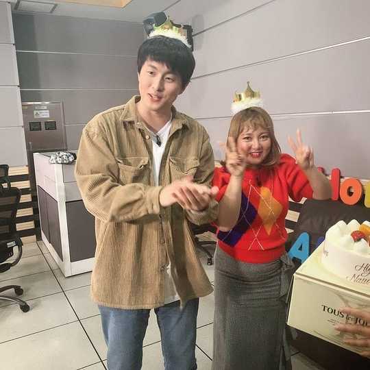 Kian84 has unveiled the scene of a birthday party with I Live Alone.Kian84 wrote on his Instagram account on October 21, Thank you again this year.Thank you and released several photos taken with Park Na-rae in the studio where I Live Alone recording is taking place.In the photo, Kian84 and Park Na-rae are wearing a coy hat. The appearance of a candle in a birthday cake brings out warmth.Kian84s birthday is on October 22, Park Na-raes birthday is October 25, so it seems to be a joint birthday party, raising the expectation of viewers.pear hyo-ju