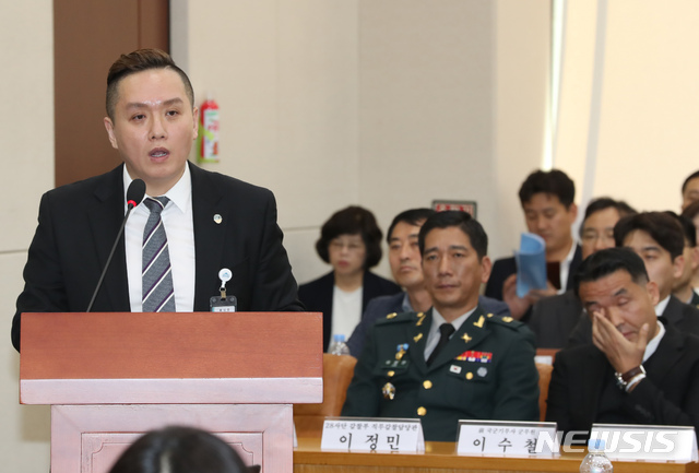 【서울=뉴시스】고승민 기자 = 임태훈 군인권센터 소장이 21일 서울 여의도 국회에서 열린 국방위원회의 국방부, 병무청, 방위사업청, 합동참모본부 등 국정감사(종합감사)에서 증인 자격으로 참석해 의원 질의에 답하고 있다. 2019.10.21. kkssmm99@newsis.com