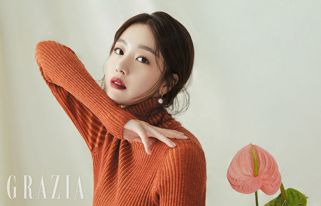 Actor Han Sun-hwa left affection and support for his brother X1 Han Seung-woo.Actor Han Sun-hwa, who performed an impressive performance as Gomadam in Save Me 2, decorated the picture of the November issue of fashion magazine Gragorizia.This picture, which emphasizes the subtle toffe color and brown color makeup, features the soft and fascinating beauty of Han Sun-hwa.It has been reborn as an atmosphere of autumn goddess, perfecting the beauty look of various brown color points with eyes and lips.In an interview with Gragorizia, she was able to hear her true story growing one step further as an Actor.When asked what the changes were as Han Sun-hwa began acting, he said, I was worried because I had more responsibility and homework to deal with myself than when I was a child.There are many things that are cautious and more cautious. It feels mature because of these inner changes. Han Sun-hwa also said, I am so proud to see my brother who started his activities with X1.I tried not to tell my brother who just started to think that my sister, my sister, should not be a stumbling block.I cheered and encouraged him to step up and step by step. The whiteness of the face and the hardness of trying to work resemble each other, except for that.Han Sun-hwa has recently confirmed her appearance in an independent feature film and is set to start filming soon; her pictorial and interview can be seen in the November issue of Gragorizia Magazine.