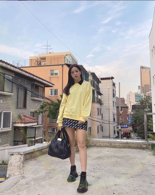 Group BLACKPINK JiSoo showed off her beautiful figure.JiSoo posted a picture on his SNS on the 21st with an article entitled Lisa took only one picture.In the posted photo, JiSoo showed off her leg-beauty in a yellow top and short pants, with JiSoos imposing look further highlighting her beautiful figure.JiSoo and Lisa were BLACKPINK, deV in 2016 and celebrated their third anniversary in September.For three years of deV, BLACKPINK has been loved by many hits such as Kill Dis Love and Boombaya.BLACKPINK has successfully completed its first world tour, which has recently performed 32 times in 23 cities on 4 continents. From December, it will hold four dome tours in three cities in Japan.