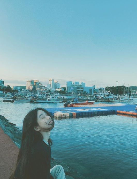 Actor Jung Ryeo-won from girl group Shark Talera showed off her natural charm.Jung Ryeo-won posted several photos on his Instagram on the 21st, along with an article entitled Everything I want is on the other side of fear.In the photo, Jung Ryeo-won, who is taking pictures at the port where the blue sea is unfolded, was shown.Jung Ryeo-won has a number of facial expressions, including dropping long straight hair and opening or closing eyes; it is impressive with its natural charm and modest beautiful looks that are not decorating.Meanwhile, Jung Ryeo-won will appear on JTBC Drama Inspection Civil War scheduled to air this year.