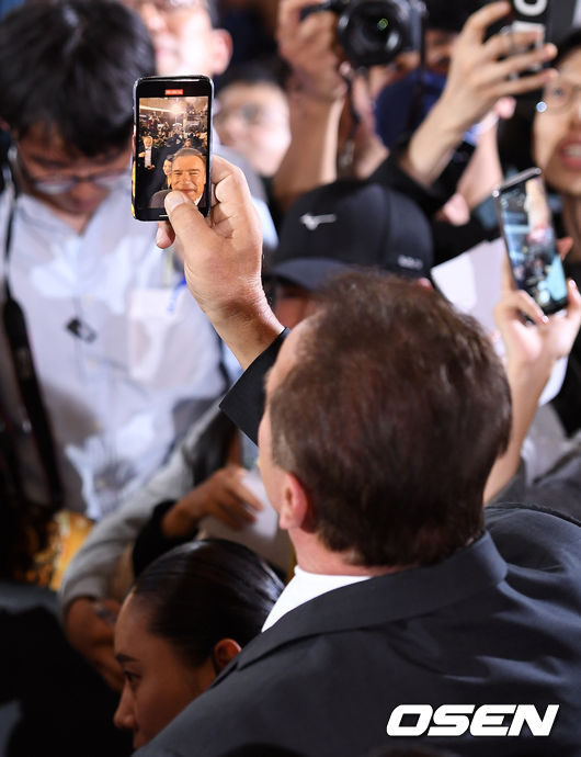 The movie The Terminator: Dark Fate red carpet was held at the IFC Mall in Yeouido, Seoul Youngdeungpo District on the afternoon of the 21st.Hollywood actor Arnold Clark Schwarzenegger shoots a selfie