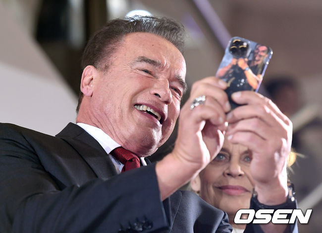 On the afternoon of the 21st, the movie Terminator: Dark Fate red carpet was held at the IFC Mall in Yeouido, Seoul Youngdeungpo District.Hollywood actor Arnold Clark Schwarzenegger takes a selfie