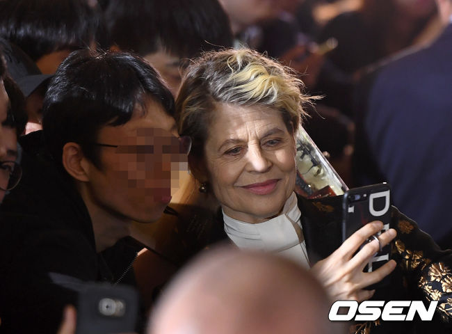 On the afternoon of the 21st, the movie Terminator: Dark Fate red carpet was held at the IFC Mall in Yeouido, Seoul Youngdeungpo District.Hollywood actor Linda Ronstadt Hamilton takes selfies with fans