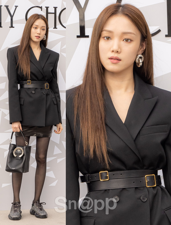 Lee Sung-kyung poses for the British luxury Desiigner brand Jimmy Choo at the Seoul Gangnam District Gallery Department Store Prestige Storage WEST on the afternoon of the 8th.For this days event, Twice Jung Yeon, Lee Sung-kyung, and Hong Jong Hyun attended the event.Written by Park Ji-ae, a photo of a fashion webzine,Lee Sung-kyung poses for the British luxury Desiigner brand Jimmy Choo at the Seoul Gangnam District Gallery Department Store Prestige Storage WEST on the afternoon of the 8th.