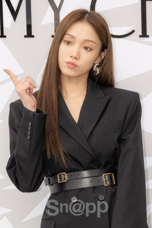 Lee Sung-kyung poses for the British luxury Desiigner brand Jimmy Choo at the Seoul Gangnam District Gallery Department Store Prestige Storage WEST on the afternoon of the 8th.For this days event, Twice Jung Yeon, Lee Sung-kyung, and Hong Jong Hyun attended the event.Written by Park Ji-ae, a photo of a fashion webzine,Lee Sung-kyung poses for the British luxury Desiigner brand Jimmy Choo at the Seoul Gangnam District Gallery Department Store Prestige Storage WEST on the afternoon of the 8th.