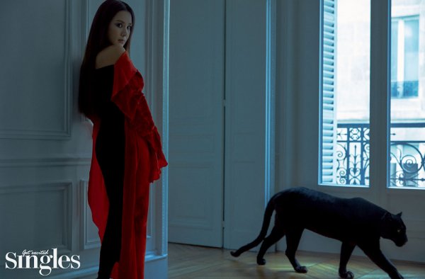 Old Fashioned Singles has released a Paris picture of Uhm Jung-hwa, who is constantly trying to change over 26 Years as a singer and actor and keeps the queens seat.Uhm Jung-hwa proved to be an icon of the times with a perfectly expressive, professional pose and facial expression Acting with an Aura full of unique couture like an original fashionista.