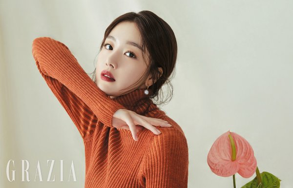 Actor Han Sun-hwa has decorated the November issue of fashion magazine Maria Grazia Cucinotta.This picture, which emphasizes the subtle toffe color and brown color makeup, features the soft and fascinating beauty of Han Sun-hwa.It has been reborn as an atmosphere of autumn goddess, perfecting the beauty look of various brown color points with eyes and lips.In an interview with Maria Grazia Cucinotta, she was able to hear her true story growing one step further as an Actor.When asked what the changes were as I started acting, I said, I was worried because I had a responsibility and homework to deal with myself rather than when I was young.There were many things that were cautious and more cautious. I felt matured by these inner changes. I am so proud of seeing my brother (Han Seung-woo), who started his activities as an X-won.I tried not to tell my brother who just started to think that my sister, my sister, should not be a stumbling block.I cheered and encouraged my brother to step up and step by himself. He said, The white face and the hard work resemble each other.Except for that, everything is different.Meanwhile, Han Sun-hwa has recently confirmed her appearance in an independent feature film and is set to start filming soon.Her interviews with her pictures can be found in the November issue of Maria Grazia Cucinotta magazine.