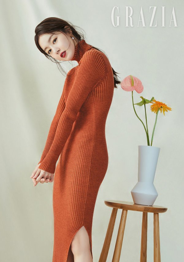 Actor Han Sun-hwa has decorated the November issue of fashion magazine Maria Grazia Cucinotta.This picture, which emphasizes the subtle toffe color and brown color makeup, features the soft and fascinating beauty of Han Sun-hwa.It has been reborn as an atmosphere of autumn goddess, perfecting the beauty look of various brown color points with eyes and lips.In an interview with Maria Grazia Cucinotta, she was able to hear her true story growing one step further as an Actor.When asked what the changes were as I started acting, I said, I was worried because I had a responsibility and homework to deal with myself rather than when I was young.There were many things that were cautious and more cautious. I felt matured by these inner changes. I am so proud of seeing my brother (Han Seung-woo), who started his activities as an X-won.I tried not to tell my brother who just started to think that my sister, my sister, should not be a stumbling block.I cheered and encouraged my brother to step up and step by himself. He said, The white face and the hard work resemble each other.Except for that, everything is different.Meanwhile, Han Sun-hwa has recently confirmed her appearance in an independent feature film and is set to start filming soon.Her interviews with her pictures can be found in the November issue of Maria Grazia Cucinotta magazine.