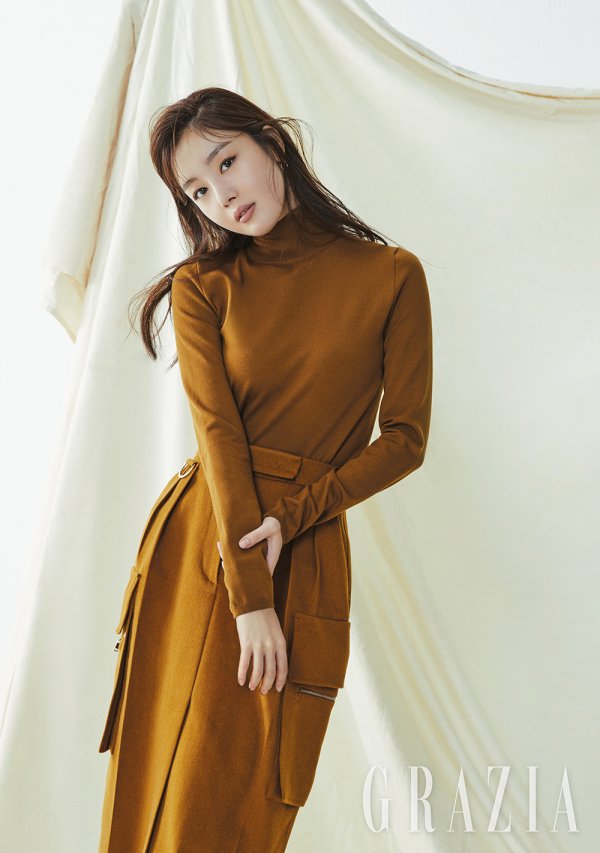 Han Sunhwa Brother, For you look so proud, back in the Cheering+encouragement <p>Actor Han Sunhwa with fashion magazine <Maria Grazia Cucinotta> 11 October number of the pictorial decorations.</p><p>Soft taupe color and brown color of the makeup to highlight this pictorial in the Han Sunhwa of soft and alluring beauty to a will features. The eyes and lips to water their wide range of brown color point of the beauty look-the perfect digestion and mood an ‘autumn goddess’as reborn.</p><p>Maria Grazia Cucinotta in an interview with the Actor to step into growing her sincere story could be. Smoke at the beginning of the month, with the changes they asked what is the question “when you are young than I long afford to be responsible with homework there is a lot of worries was. Watchful that there were so more carefully developed. Such inner change, thanks to the Mature feeling. ”It was called.</p><p>Or X as active brother(For you)in the mood for “too proud to. Now just start to tell your brother sister or the presence of potentially stumbling, even if you should think on the tee I try not to were. Brother themselves a this day I look back at the Cheering and encouragement was. ”And, and “a face white and hard to near each other as resembles. It except for the whole different. ”He said.</p><p>Meanwhile, Han Sunhwa recently, the independent film appearances and the upcoming shoot on the stone is expected to. Her pictorial and interview <Maria Grazia Cucinotta> magazine 11 June meet in May.</p>