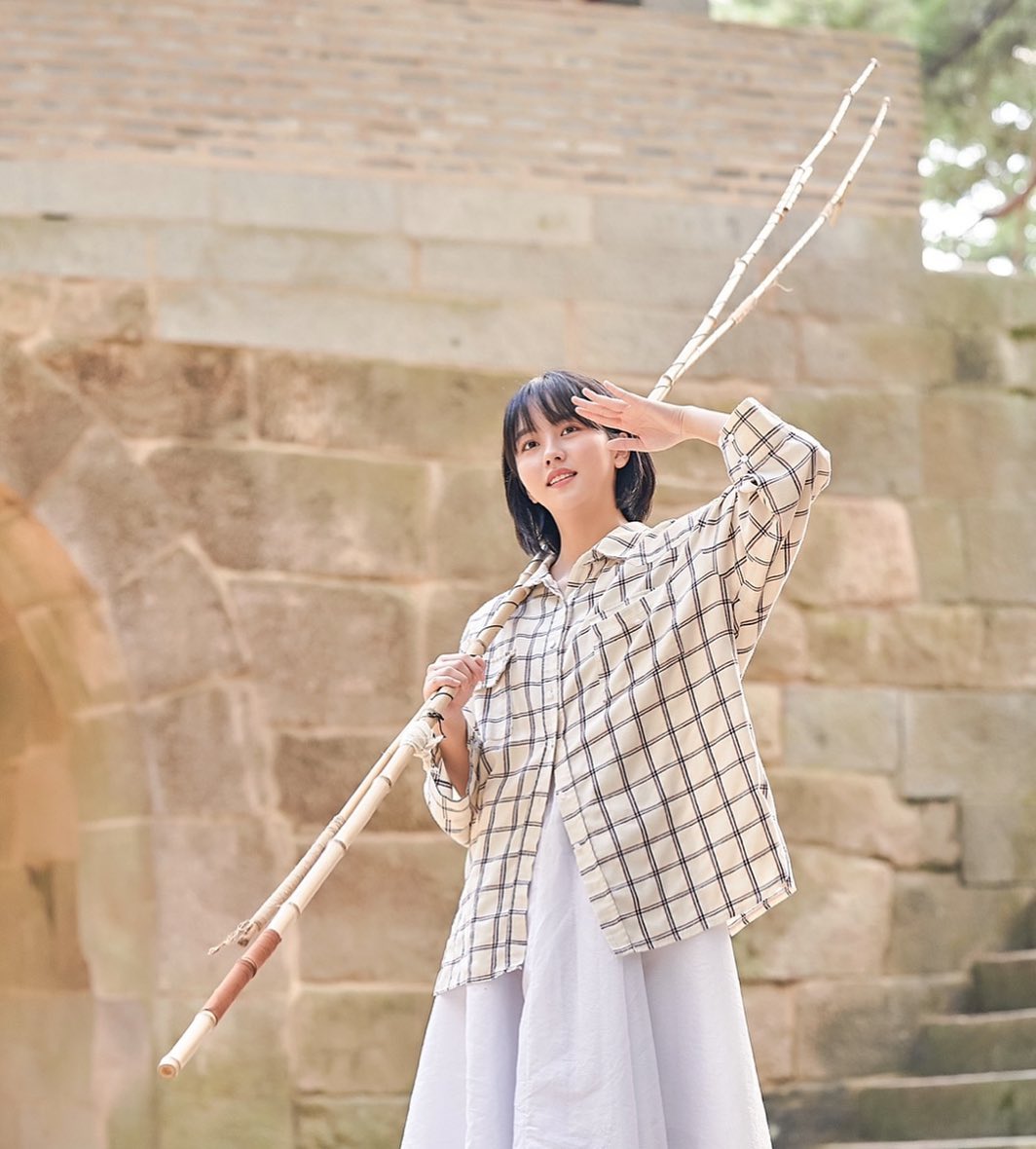 Kim So-hyun encouraged the dramas Should catch the premiere with her brilliant Beautiful looks.Actor Kim So-hyun posted a picture on his 21st day with his article Lets run together today!The photo shows Kim So-hyun, who is looking at a distant place with a wooden stick in the south.The cute single-headed hair, a small face, and a smile made the fans excited.When the photos were released, netizens responded in various ways such as Bond shooter, Im so beautiful and Im so beautiful.On the other hand, Kim So Hyun is appearing on KBS 2TV Chosun Rocco - Mungdujeon.Photo: Kim So-hyun Instagram  