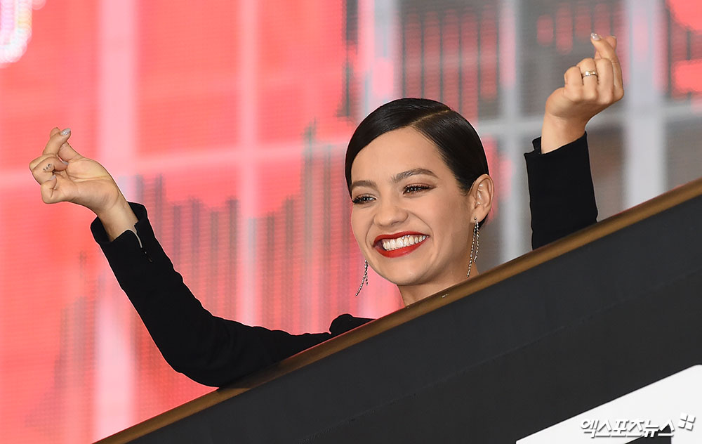 Actor Natalia Reese greets the actor who attended the red carpet event in the movie The Terminator: Dark Fate at the Seoul Yeouido-dong IFC Mall on the afternoon of the 21st.