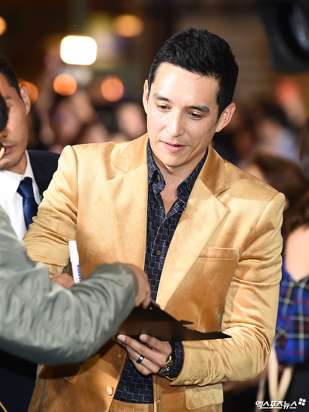 Actor Gabriel Luna, who attended the red carpet event in the movie Terminator: Dark Fate held at IFC Mall in Yeouido-dong, Seoul on the afternoon of the 21st, is responding to a request for a sign by a fan.