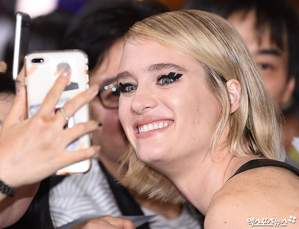 Actor Thomasin McKenzie Davis, who attended the red carpet event in the movie Terminator: Dark Fate held at IFC Mall in Yeouido-dong, Seoul on the afternoon of the 21st, is responding to a request for a photo shoot by a fan.