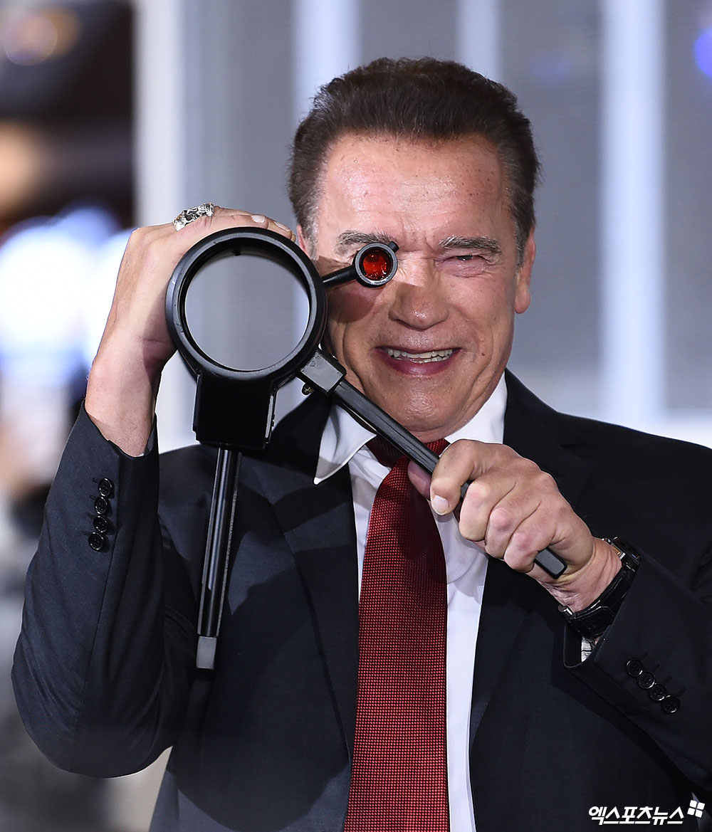 Actor Arnold Clark Schwarzenegger poses at the red carpet event in the movie The Terminator: Dark Fate at the Seoul Yeouido-dong IFC Mall on the afternoon of the 21st.