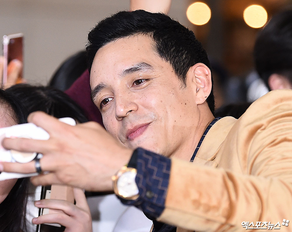 Actor Gabriel Luna, who attended the red carpet event in the movie Terminator: Dark Fate at the Seoul Yeouido-dong IFC Mall on the afternoon of the 21st, responds to a request for a photo shoot by a fan.