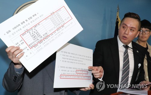 '현 시국 관련 대비계획' 문건 관련해 기자회견하는 임태훈 소장 (서울=연합뉴스) 김주형 기자 = 군인권센터 임태훈 소장(오른쪽)이 21일 오후 국회 정론관에서 '계엄령 문건 원본, 현 시국 관련 대비계획 폭로' 기자회견을 하고 있다.  kjhpress@yna.co.kr