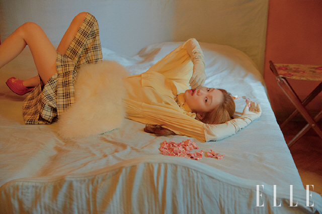 Actor Lee Sung-kyung, a pronoun of lovely charm, has released a natural and cool pose, delicate eyes and rich sensibility through the November issue of Elle.Lee Sung-kyungs fresh visuals, which perfectly digested the vivid color and romantic design costumes, blended with the warm autumn sunshine to create beautiful moments.The pictorial, shot in Italys Reco area, was joined by Gucci, the trendy Italian fashion brand now.Actor Lee Sung-kyung, who has started his career as a model and has played a youthful character in various works, has also revealed his small taste of liking cats, dogs, strawberries and film cameras during filming.The unique costume was completely digested in her own style, and the praise of the staff was not stopped throughout the shooting.Fashion pictures and fashion films that can find new images of Actor Lee Sung-kyung can be found in the November issue of Elle, website and Instagram.