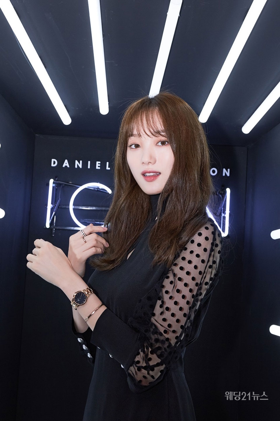 Actress Lee Sung-kyung, one of the fashion icons, took the spot on the 17th (Thursday) in search of Daniel Wellington Samcheong Flagship Store in commemoration of the successful launch of Daniel Wellington (DANIEL WELLINGTON) Iconiq Link (ICONIC LINK) collection.Lee Sung-kyung, who is also active as a global icon of Daniel Wellington, completed the fascinating and sophisticated styling by matching the Iconiq link (ICONIC LINK) watch to the dress with modern incision design. The Iconiq link collection worn by Lee Sung-kyung is the first metal to be presented at Daniel Wellington It is a link watch with a brand-specific modern The Classic and elegant silhouette.In addition, he added The Classical yet elegant charm to Daniel Wellingtons Bracelet and Ring products.Lee Sung-kyung not only celebrated the successful launch of the Iconiq Link (ICONIC LINK) collection, but also participated in mini-talk concerts with Daniel Wellington influencers afterward, which warmed the scene atmosphere. Lee Sung-kyung has been talking about the background of Daniel Wellingtons global icon, the behind-the-scenes story of the shooting scene, and the meaning of the icon he thinks. Meanwhile, Lee Sung-kyung is about to appear on SBS new drama Romantic Doctor Kim Sabu Season 2.