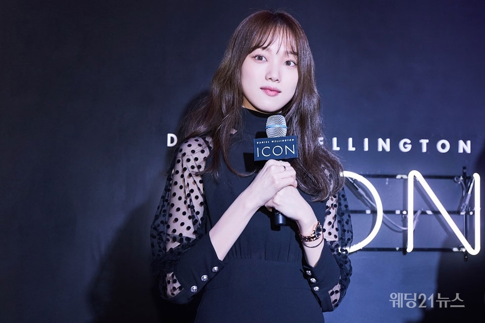 Actress Lee Sung-kyung, one of the fashion icons, took the spot on the 17th (Thursday) in search of Daniel Wellington Samcheong Flagship Store in commemoration of the successful launch of Daniel Wellington (DANIEL WELLINGTON) Iconiq Link (ICONIC LINK) collection.Lee Sung-kyung, who is also active as a global icon of Daniel Wellington, completed the fascinating and sophisticated styling by matching the Iconiq link (ICONIC LINK) watch to the dress with modern incision design. The Iconiq link collection worn by Lee Sung-kyung is the first metal to be presented at Daniel Wellington It is a link watch with a brand-specific modern The Classic and elegant silhouette.In addition, he added The Classical yet elegant charm to Daniel Wellingtons Bracelet and Ring products.Lee Sung-kyung not only celebrated the successful launch of the Iconiq Link (ICONIC LINK) collection, but also participated in mini-talk concerts with Daniel Wellington influencers afterward, which warmed the scene atmosphere. Lee Sung-kyung has been talking about the background of Daniel Wellingtons global icon, the behind-the-scenes story of the shooting scene, and the meaning of the icon he thinks. Meanwhile, Lee Sung-kyung is about to appear on SBS new drama Romantic Doctor Kim Sabu Season 2.