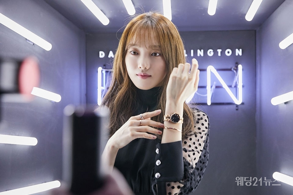 Actress Lee Sung-kyung, one of the fashion icons, took the spot on the 17th (Thursday) in search of Daniel Wellington Samcheong Flagship Store in commemoration of the successful launch of Daniel Wellington (DANIEL WELLINGTON) Iconiq Link (ICONIC LINK) collection.Lee Sung-kyung, who is also active as a global icon of Daniel Wellington, completed the fascinating and sophisticated styling by matching the Iconiq link (ICONIC LINK) watch to the dress with modern incision design. The Iconiq link collection worn by Lee Sung-kyung is the first metal to be presented at Daniel Wellington It is a link watch with a brand-specific modern The Classic and elegant silhouette.In addition, he added The Classical yet elegant charm to Daniel Wellingtons Bracelet and Ring products.Lee Sung-kyung not only celebrated the successful launch of the Iconiq Link (ICONIC LINK) collection, but also participated in mini-talk concerts with Daniel Wellington influencers afterward, which warmed the scene atmosphere. Lee Sung-kyung has been talking about the background of Daniel Wellingtons global icon, the behind-the-scenes story of the shooting scene, and the meaning of the icon he thinks. Meanwhile, Lee Sung-kyung is about to appear on SBS new drama Romantic Doctor Kim Sabu Season 2.