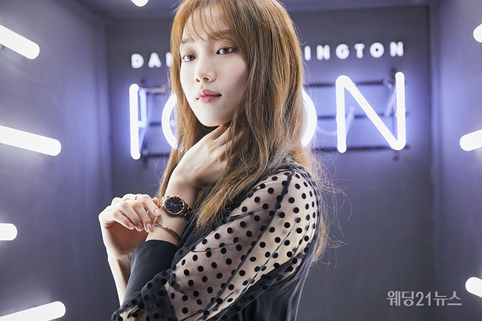 Actress Lee Sung-kyung, one of the fashion icons, took the spot on the 17th (Thursday) in search of Daniel Wellington Samcheong Flagship Store in commemoration of the successful launch of Daniel Wellington (DANIEL WELLINGTON) Iconiq Link (ICONIC LINK) collection.Lee Sung-kyung, who is also active as a global icon of Daniel Wellington, completed the fascinating and sophisticated styling by matching the Iconiq link (ICONIC LINK) watch to the dress with modern incision design. The Iconiq link collection worn by Lee Sung-kyung is the first metal to be presented at Daniel Wellington It is a link watch with a brand-specific modern The Classic and elegant silhouette.In addition, he added The Classical yet elegant charm to Daniel Wellingtons Bracelet and Ring products.Lee Sung-kyung not only celebrated the successful launch of the Iconiq Link (ICONIC LINK) collection, but also participated in mini-talk concerts with Daniel Wellington influencers afterward, which warmed the scene atmosphere. Lee Sung-kyung has been talking about the background of Daniel Wellingtons global icon, the behind-the-scenes story of the shooting scene, and the meaning of the icon he thinks. Meanwhile, Lee Sung-kyung is about to appear on SBS new drama Romantic Doctor Kim Sabu Season 2.