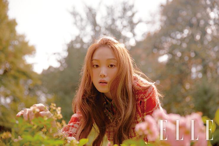 Actor Lee Sung-kyung, who has started his career as a model and has played a youthful character in various works, has also revealed his small taste of favorite cats, dogs, strawberries and film cameras during filming.The unique costume was completely digested in her own style, and the praise of the staff was not stopped throughout the shooting.Fashion pictures and fashion films that can discover new images of Actor Lee Sung-kyung can be found in the November issue of <> and on the website (elle.co.kr).A film written by Lee Sung-kyung with an innocent and languid face in a beautiful house with autumn light.