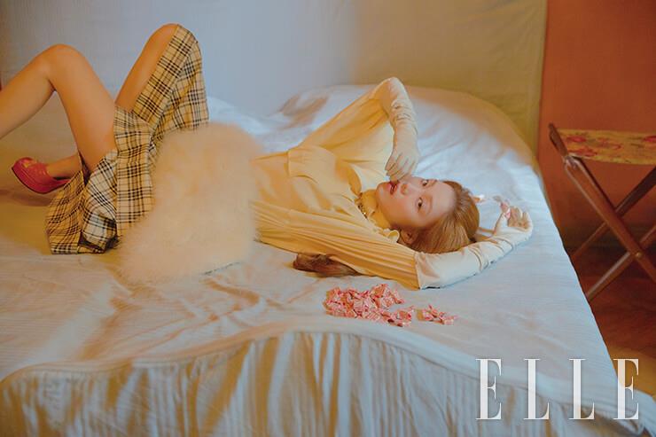 Actor Lee Sung-kyung, who has started his career as a model and has played a youthful character in various works, has also revealed his small taste of favorite cats, dogs, strawberries and film cameras during filming.The unique costume was completely digested in her own style, and the praise of the staff was not stopped throughout the shooting.Fashion pictures and fashion films that can discover new images of Actor Lee Sung-kyung can be found in the November issue of <> and on the website (elle.co.kr).A film written by Lee Sung-kyung with an innocent and languid face in a beautiful house with autumn light.