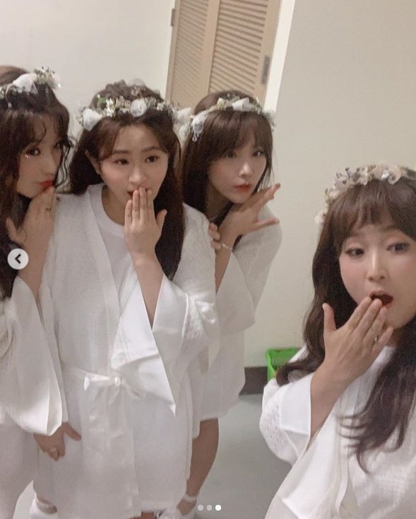 Kim Shin-Young posted three photos on his SNS on the 21st with Hashtag, # Fairy # Celeb Five # Noon Hope song Kim Shin-Young # Welcome.Kim Shin-Young in the public photo is with members Song Eun, Shin Bong Sun and Ahn Young Mi who are working together as Celeb five.She is wearing a white costume and a corolla, and she is emitting a pure charm.The fans who responded to the photos responded such as The fairy is dazzling, The clothes seem to have changed and These sisters are getting pretty.On the other hand, the group Celeb five has been active since the announcement of the new concept song I do not see the snow on August 19th.