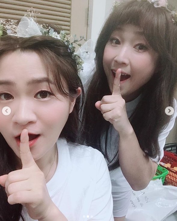 Kim Shin-Young posted three photos on his SNS on the 21st with Hashtag, # Fairy # Celeb Five # Noon Hope song Kim Shin-Young # Welcome.Kim Shin-Young in the public photo is with members Song Eun, Shin Bong Sun and Ahn Young Mi who are working together as Celeb five.She is wearing a white costume and a corolla, and she is emitting a pure charm.The fans who responded to the photos responded such as The fairy is dazzling, The clothes seem to have changed and These sisters are getting pretty.On the other hand, the group Celeb five has been active since the announcement of the new concept song I do not see the snow on August 19th.