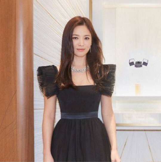 Actor Song Hye-kyo reveals recent statusSong Hye-kyo has recently participated in the first social contribution activities of womens shoes brand Shucomma Bonnie and has been active in the jewelery brand Shome boutique opening ceremony and Gala Rizzatto Dinner show.Shucomma Bonnie announced on the 22nd that Song Hye-kyo will release the ankle boots KYO reflecting the design and fit that you want to wear directly.KYO is a product with two materials, suede and leather, and comes in carmel and black color that goes well with the fall/winter season.Shucomma Bonnie plans to make a portion of the proceeds from the sale of KYO sold until February next year as sneakers and donate it to the Korea Youth Counseling and Welfare Development Institute.On the 21st, Song Hye-kyos hair stylist also conveyed his current status through SNS.Song Hye-kyo was reported to have attended the opening ceremony of the French imperial jewelery brand Shome (CHAUMET) boutique and the Gala Rizzatto Dinner show on the 17th.Song Hye-kyo, who was in public, was wearing a black dress and long straight hair, capturing his attention with an alluring atmosphere.Song Hye-kyo is currently reviewing the movie Saint Anne, which is directed by Lee Joo-young, who has caught megaphone.Social contribution project joint .. I am reviewing the appearance of the next film Saint Anne
