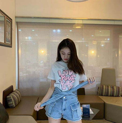 Singer Jeon So-mi boasted a youthful charm.On the 22nd, Jeon So-mi posted four photos on her personal instagram, which shows her beauty by fully digesting the basic plain clothes fashion of white tees and blue pants.Especially, the bright atmosphere in which energy rises is attracting attention.The netizens who watched this made various comments such as Somi is so cute, It looks good, It is a picture genius.On the other hand, Jeon Sommy left the day to shoot the SBS entertainment program Jungles Law.