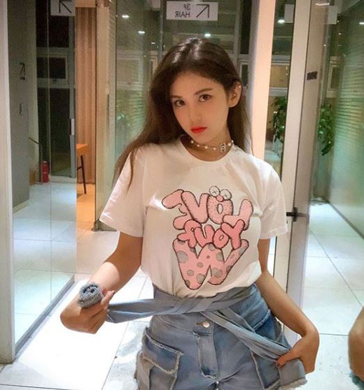 Singer Jeon So-mi boasted a youthful charm.On the 22nd, Jeon So-mi posted four photos on her personal instagram, which shows her beauty by fully digesting the basic plain clothes fashion of white tees and blue pants.Especially, the bright atmosphere in which energy rises is attracting attention.The netizens who watched this made various comments such as Somi is so cute, It looks good, It is a picture genius.On the other hand, Jeon Sommy left the day to shoot the SBS entertainment program Jungles Law.