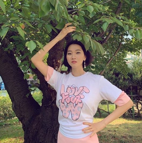 Model Jang Yoon-ju has reported on the latest.The Breast Cancer awareness campaign, which is celebrating its 14th anniversary, is a campaign, he said on Tuesday.I will join together with talent donation to inform the sake of Breast Cancer and give practical help. The netizen responded to cool and respond.