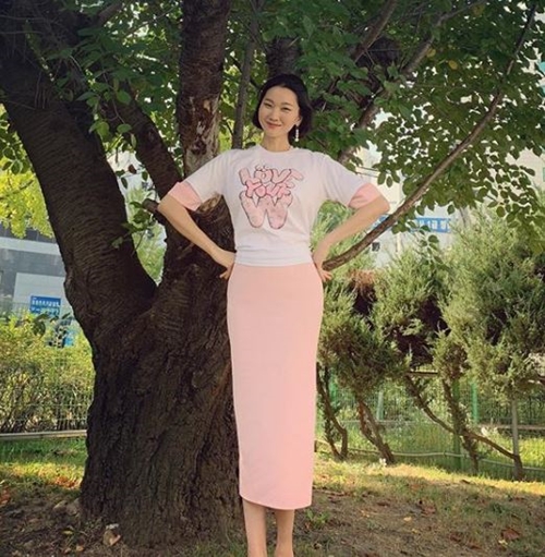 Model Jang Yoon-ju has reported on the latest.The Breast Cancer awareness campaign, which is celebrating its 14th anniversary, is a campaign, he said on Tuesday.I will join together with talent donation to inform the sake of Breast Cancer and give practical help. The netizen responded to cool and respond.