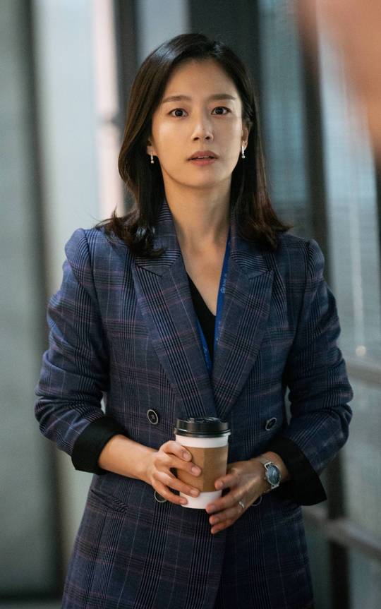 VIP Jang Na-ra - Lee Chung-ah - Kwak Sun-Young - Pyo Ye-jin transforms into a VIP dedicated team Wonder Woman 4.SBS New Moonwha drama VIP (playplayplay Cha Hae-won/director Lee Jung-rim/Produced The Kahaaniworks), which is scheduled to air on October 28, is a secret private office melodrama by VIP team members who manage the top 1% VIP customers in department stores.Above all, Jang Na-ra - Lee Chung-ah - Kwak Sun-Young - Pyo Ye-jin in VIP has predicted a launch as a real office woman character, 180 degrees different from what he has shown so far.Especially, it is attracting interest in what kind of reversal the narrative of each secret will give.In this regard, we will look at the reverse secret charm of VIP team four people such as Jang Na-ra - Lee Chung-ah - Kwak Sun-Young - Pyo Ye-jin, which will make the development of Kahaani more chewy and rich.Jang Na-ra  Na Jeong-seon, Key Master of All Pandora BoxesJang Na-ra is born in a wealthy family, graduated from a prestigious university, and then goes to Na Jung-sun, a VIP team dedicated to Nebula Department Store, where he gets a job without difficulty.Na Jung-sun has been recognized for his outstanding work skills at work, and is married to Park Sung-joon (Lee Sang-yoon), a team leader, and lives as a flat couple.But one day, after receiving an unexpected shocking anonymous text saying, Your husband has a woman on your team, Na Jeong-seon will set Park Sung-joon sharp and cast a shadow of doubt on his VIP team colleagues who worked together.Then Na Jung-sun opens their Secret Pandora Box.Secret Kahaani, who will meet Na Jung-sun, who has been invaded by ordinary days, is attracting attention.Lee Chung-ah  Lee Hyun, love is essential, marriage ChoicesLee Chung-ah plays Lee Hyun, director of VIP dedicated team at Sungwoon Department Store, who thinks VIP dedicated is a vocation.Lee Hyun is an ace with a trend ahead of anyone, but has been on leave for a year due to an unfavorable affair with a boss who has a human rights right in the past.The professional and fashionable side remains unchanged, but there is a difficult airflow somewhere with Na Jung-sun, a good friend and a motive for joining.Lee Hyun is curious about the reason why he is raising the subtle atmosphere at the same time as returning to the VIP team.Kwak Sun-Young  Song Mi-na, face secret Temptation in front of promotion!Kwak Sun-Young is the only working Mom among the VIP dedicated teams, and it appears as a songmina station that passionately strives to do both work and childcare well.Song Mi-na is a person who has a goal of being promoted because she has been missing from promotion every time in her six-year career due to her year-old childcare leave.But rather than helping these goals, they are more immature than their two sons, and because of their pure husbands, they are taken on by childcare and living, and they are caught in fear that they will lose both.At this time, as the secret Temptation reaches out to Song Mina, Song Mina tries to walk the path of Choices and Secret.I am curious about what is going to be the identity of the Working Mom Songmina in crisis.Pyo Ye-jin  KwKwon Yuri, what is the whole story of an extraordinary personnel move?Pyo Ye-jin shows the struggle of youth disassembly as the Kwon Yuri station, which has endured with the survival instinct that was mounted on itself in the life of the soil.KwKwon Yuri is surrounded by secret rumors with the appointment of a VIP team, the first opportunity of his first life, which begins to flow cold air even in the team.Attention is focusing on what story will be hidden in the reversal of KwKwon Yuris unconventional personnel shift from department store contract to core department at the same time as the headwind.pear hyo-ju