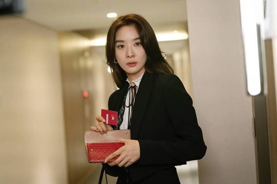 VIP Jang Na-ra - Lee Chung-ah - Kwak Sun-Young - Pyo Ye-jin transforms into a VIP dedicated team Wonder Woman 4.SBS New Moonwha drama VIP (playplayplay Cha Hae-won/director Lee Jung-rim/Produced The Kahaaniworks), which is scheduled to air on October 28, is a secret private office melodrama by VIP team members who manage the top 1% VIP customers in department stores.Above all, Jang Na-ra - Lee Chung-ah - Kwak Sun-Young - Pyo Ye-jin in VIP has predicted a launch as a real office woman character, 180 degrees different from what he has shown so far.Especially, it is attracting interest in what kind of reversal the narrative of each secret will give.In this regard, we will look at the reverse secret charm of VIP team four people such as Jang Na-ra - Lee Chung-ah - Kwak Sun-Young - Pyo Ye-jin, which will make the development of Kahaani more chewy and rich.Jang Na-ra  Na Jeong-seon, Key Master of All Pandora BoxesJang Na-ra is born in a wealthy family, graduated from a prestigious university, and then goes to Na Jung-sun, a VIP team dedicated to Nebula Department Store, where he gets a job without difficulty.Na Jung-sun has been recognized for his outstanding work skills at work, and is married to Park Sung-joon (Lee Sang-yoon), a team leader, and lives as a flat couple.But one day, after receiving an unexpected shocking anonymous text saying, Your husband has a woman on your team, Na Jeong-seon will set Park Sung-joon sharp and cast a shadow of doubt on his VIP team colleagues who worked together.Then Na Jung-sun opens their Secret Pandora Box.Secret Kahaani, who will meet Na Jung-sun, who has been invaded by ordinary days, is attracting attention.Lee Chung-ah  Lee Hyun, love is essential, marriage ChoicesLee Chung-ah plays Lee Hyun, director of VIP dedicated team at Sungwoon Department Store, who thinks VIP dedicated is a vocation.Lee Hyun is an ace with a trend ahead of anyone, but has been on leave for a year due to an unfavorable affair with a boss who has a human rights right in the past.The professional and fashionable side remains unchanged, but there is a difficult airflow somewhere with Na Jung-sun, a good friend and a motive for joining.Lee Hyun is curious about the reason why he is raising the subtle atmosphere at the same time as returning to the VIP team.Kwak Sun-Young  Song Mi-na, face secret Temptation in front of promotion!Kwak Sun-Young is the only working Mom among the VIP dedicated teams, and it appears as a songmina station that passionately strives to do both work and childcare well.Song Mi-na is a person who has a goal of being promoted because she has been missing from promotion every time in her six-year career due to her year-old childcare leave.But rather than helping these goals, they are more immature than their two sons, and because of their pure husbands, they are taken on by childcare and living, and they are caught in fear that they will lose both.At this time, as the secret Temptation reaches out to Song Mina, Song Mina tries to walk the path of Choices and Secret.I am curious about what is going to be the identity of the Working Mom Songmina in crisis.Pyo Ye-jin  KwKwon Yuri, what is the whole story of an extraordinary personnel move?Pyo Ye-jin shows the struggle of youth disassembly as the Kwon Yuri station, which has endured with the survival instinct that was mounted on itself in the life of the soil.KwKwon Yuri is surrounded by secret rumors with the appointment of a VIP team, the first opportunity of his first life, which begins to flow cold air even in the team.Attention is focusing on what story will be hidden in the reversal of KwKwon Yuris unconventional personnel shift from department store contract to core department at the same time as the headwind.pear hyo-ju